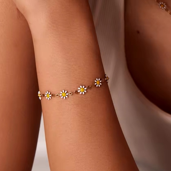 ◾️18K Gold Plated Small Daisy Bracelet - Picture 1 of 7